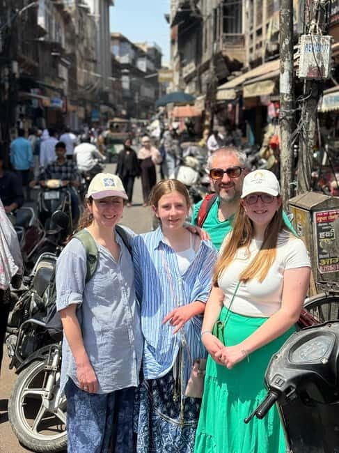 Agra: Street Food Walking Tour, Spice Market, & Tuk-tuk Ride - Jama Masjid and Mankameshwar Temple: Faith, Architecture, and How the Walk Feels