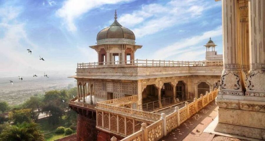 From Delhi: Taj Mahal & Agra With Fatehpur Sikri Day Tour - Lunch at DoubleTree by Hilton Agra: A Real Break in the Middle