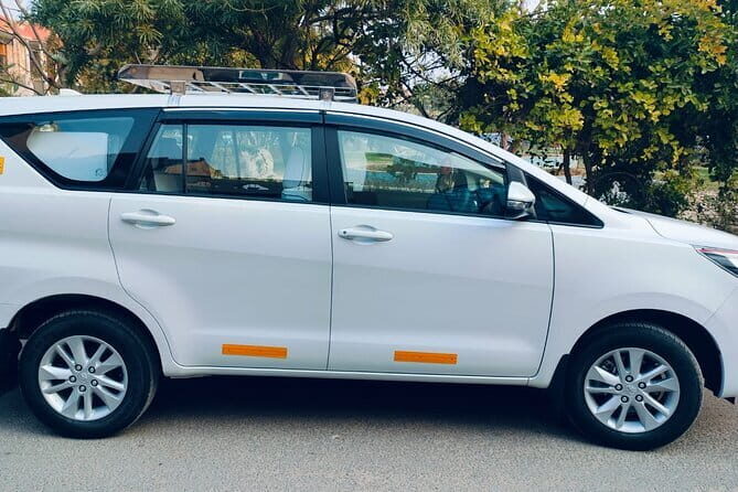 Private Transfer Agra to Delhi - En-route drive: comfort, safety, and a sensible break