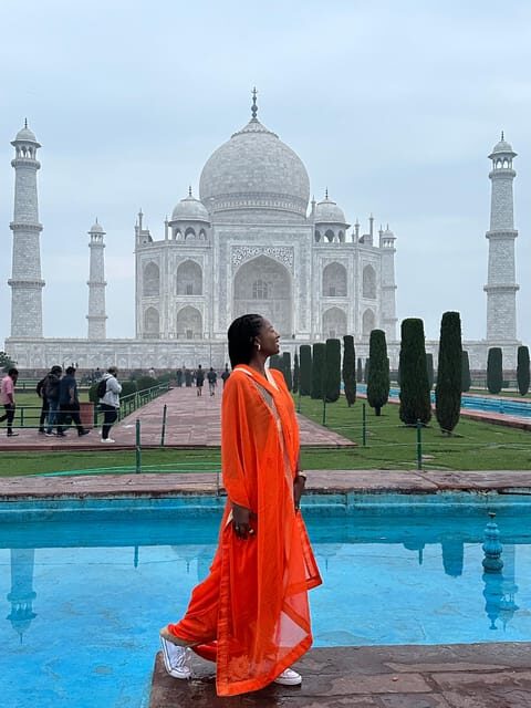 Rent a sari or kurta pajama for Taj Mahal visit & picture - Why Renting a Sari or Kurta Makes Taj Mahal Photos Better