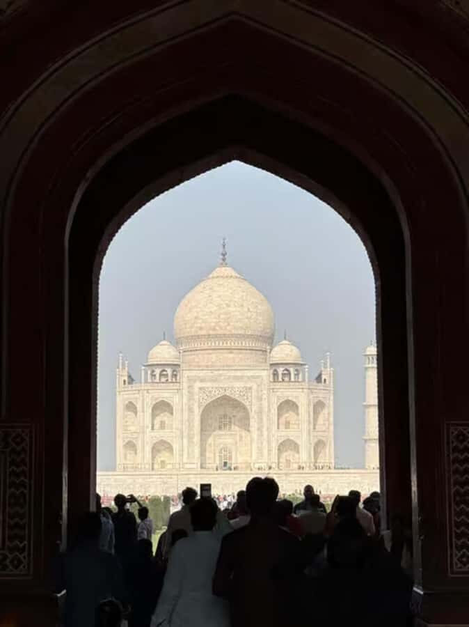 Taj Mahal: Foreigner Express Ticket (High Value) - Meeting Your Guide and Getting Into the Grounds Fast